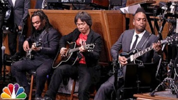 Shigeru Miyamoto & The Roots perform Super Mario Bros. theme